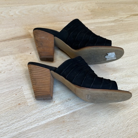 Black Paul Green Heels - Picture 2 of 7